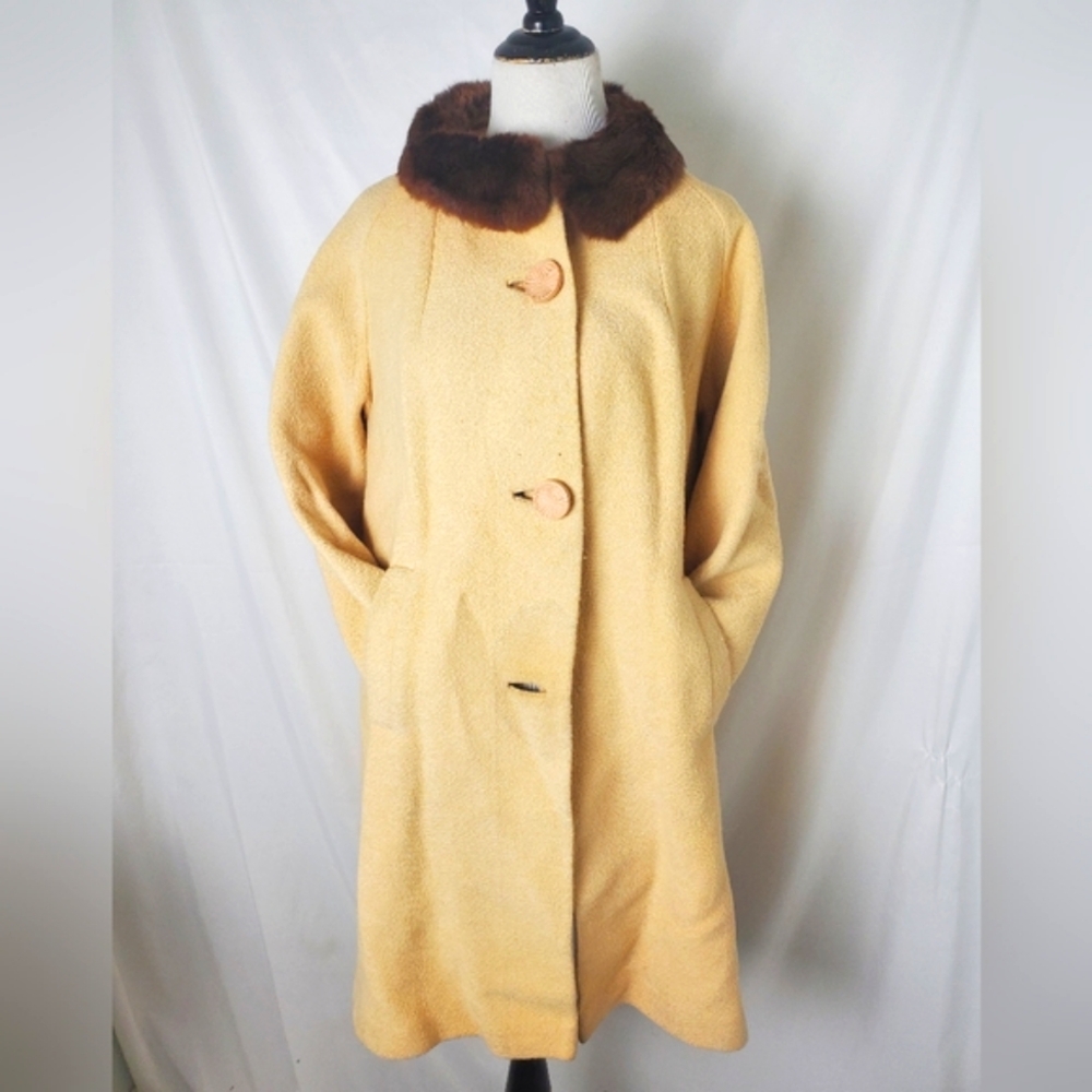 Glenbrooke vintage 1960s cream coat with faux fur collar